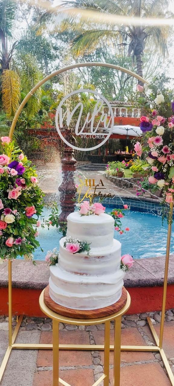 Pastel y decoración floral frente a la fuente del jardín