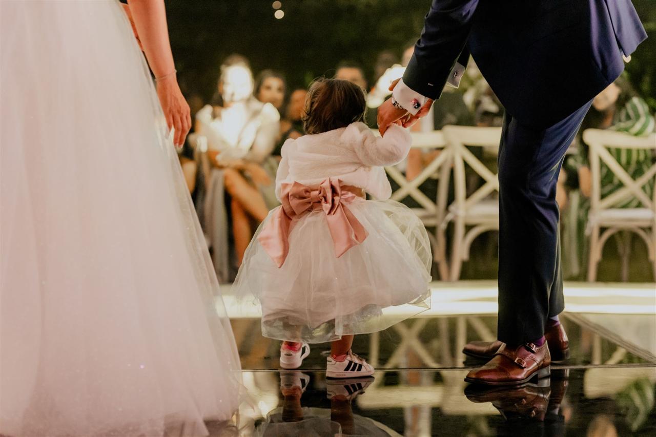 Momento familiar durante una boda de noche