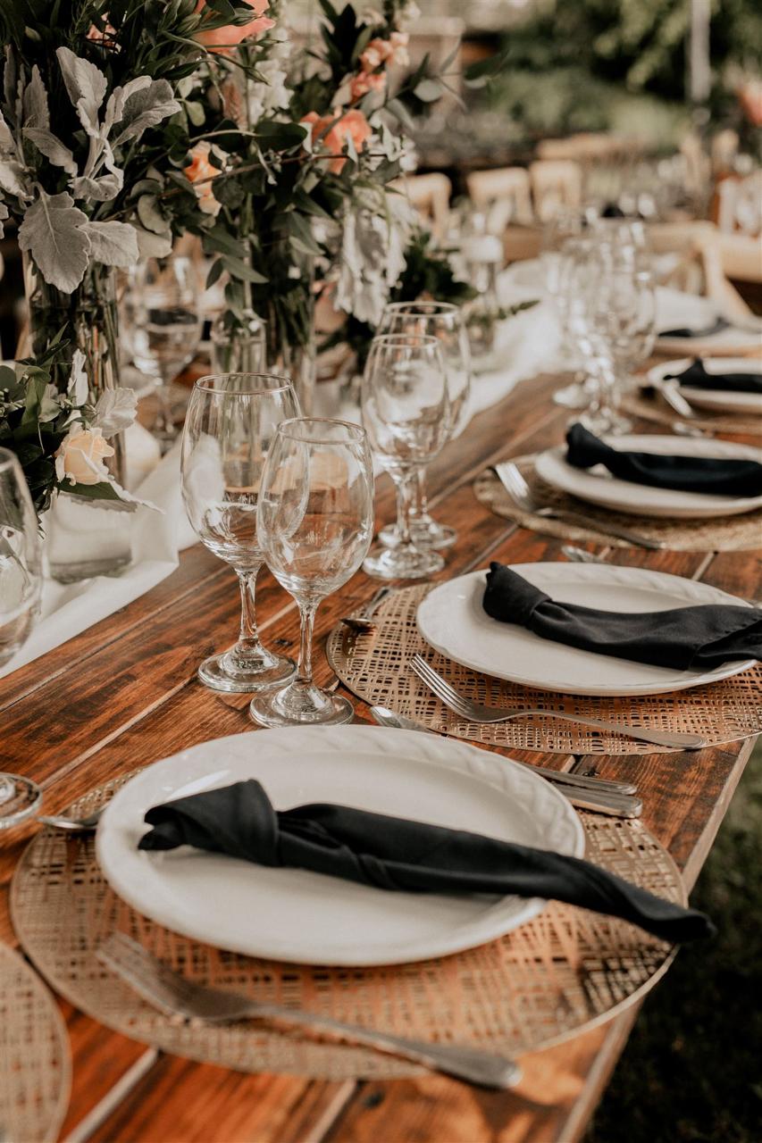 Mesa de recepción con montaje floral y vajilla