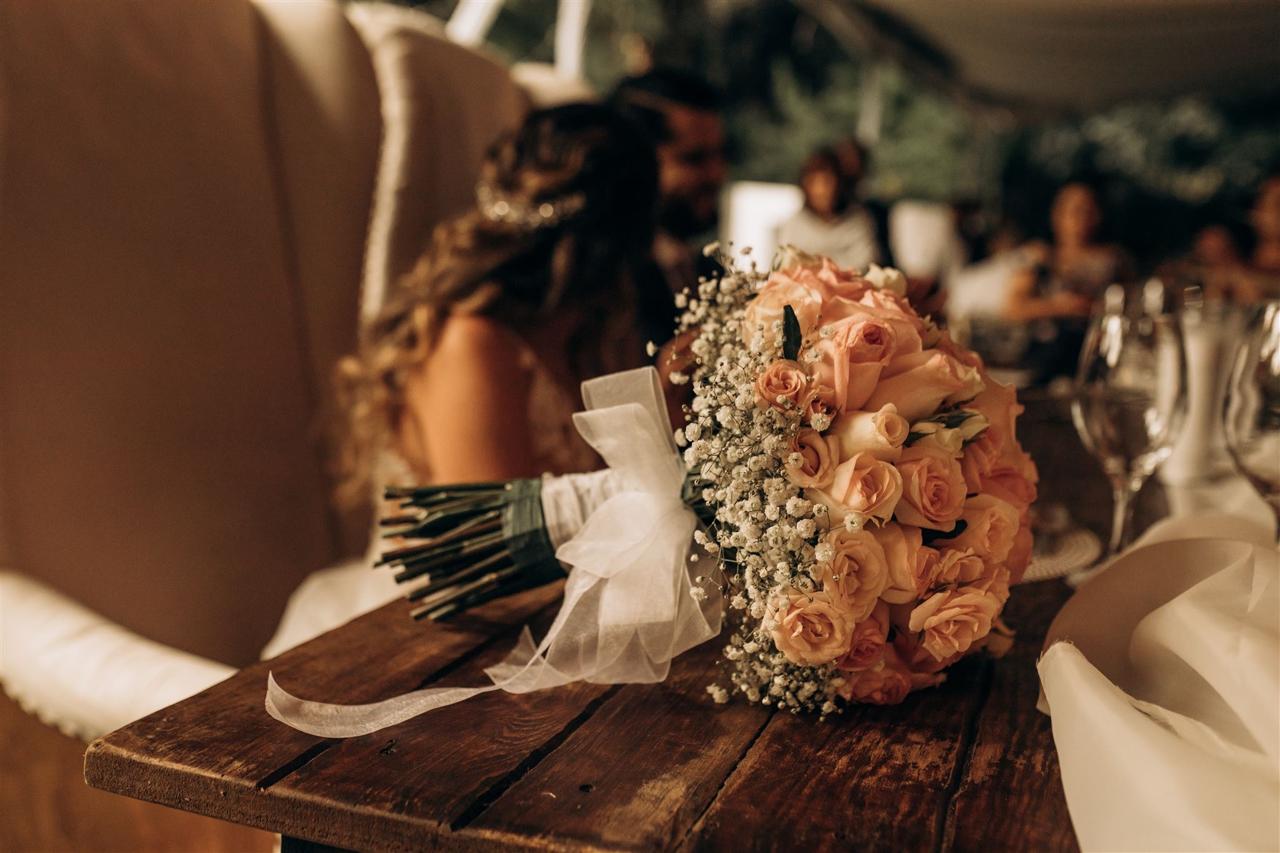 Ramo de novia sobre mesa de madera