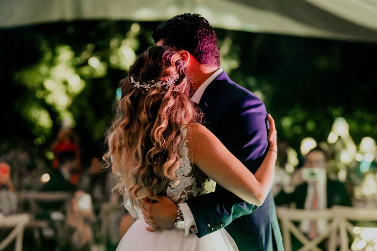 Pareja bailando en Casa Ajusco 77 durante una celebración de noche